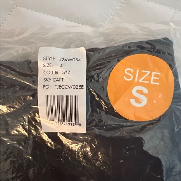 š Tommy HilfigerāWomenās Navy Rolled Cuff High Waisted Shorts sizeāS - Picture 3 of 8